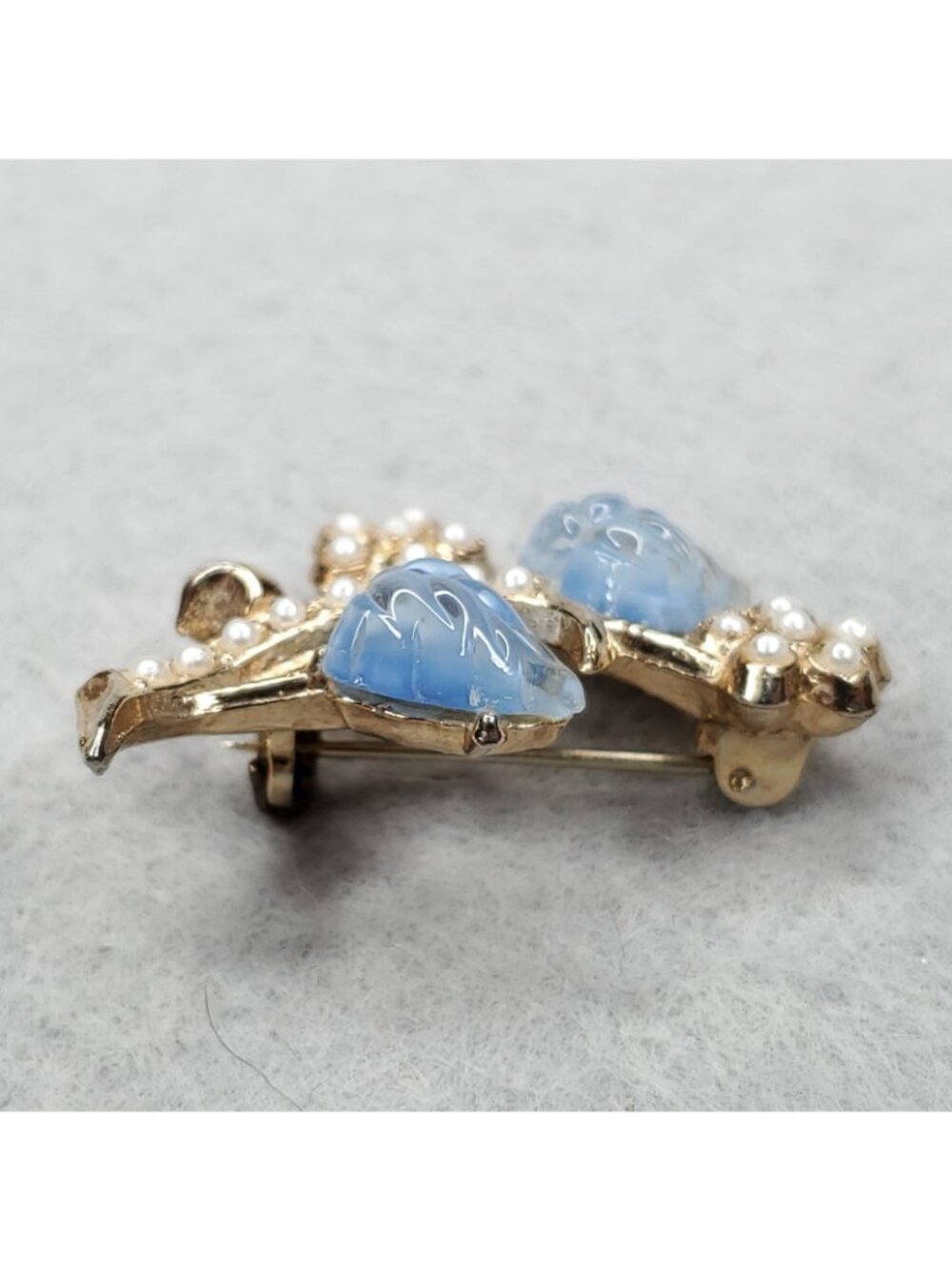 Vintage Flower Brooch Gold Tone Blue Molded Glass Faux Pearls 1.25" - Picture 5 of 6